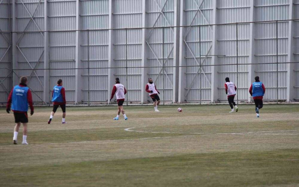 Hakan Çalhanoğlu: "Üçlü savunma sisteminden çok memnunum"