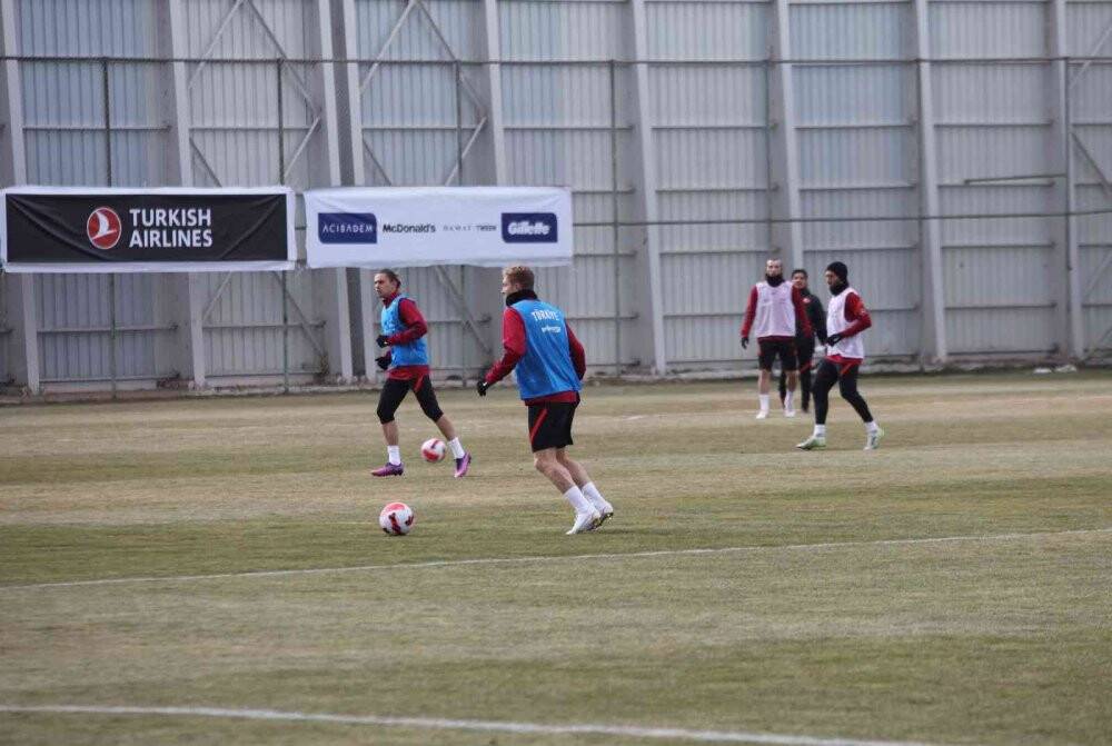 Hakan Çalhanoğlu: "Üçlü savunma sisteminden çok memnunum"