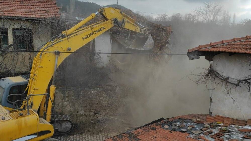 Kütahya’da yıkılmaya ve çökmeye meyilli 285 yapı ortadan kaldırıldı