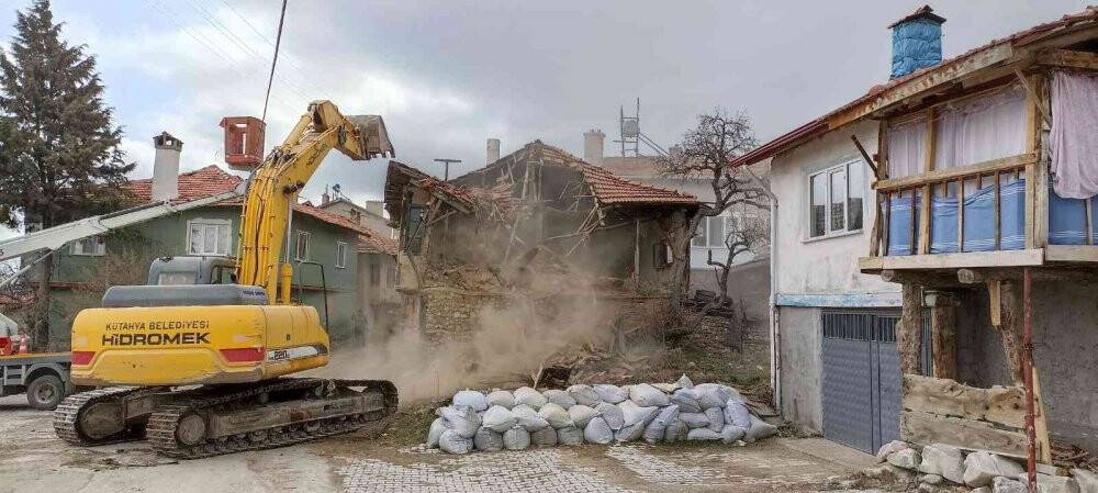 Kütahya’da yıkılmaya ve çökmeye meyilli 285 yapı ortadan kaldırıldı