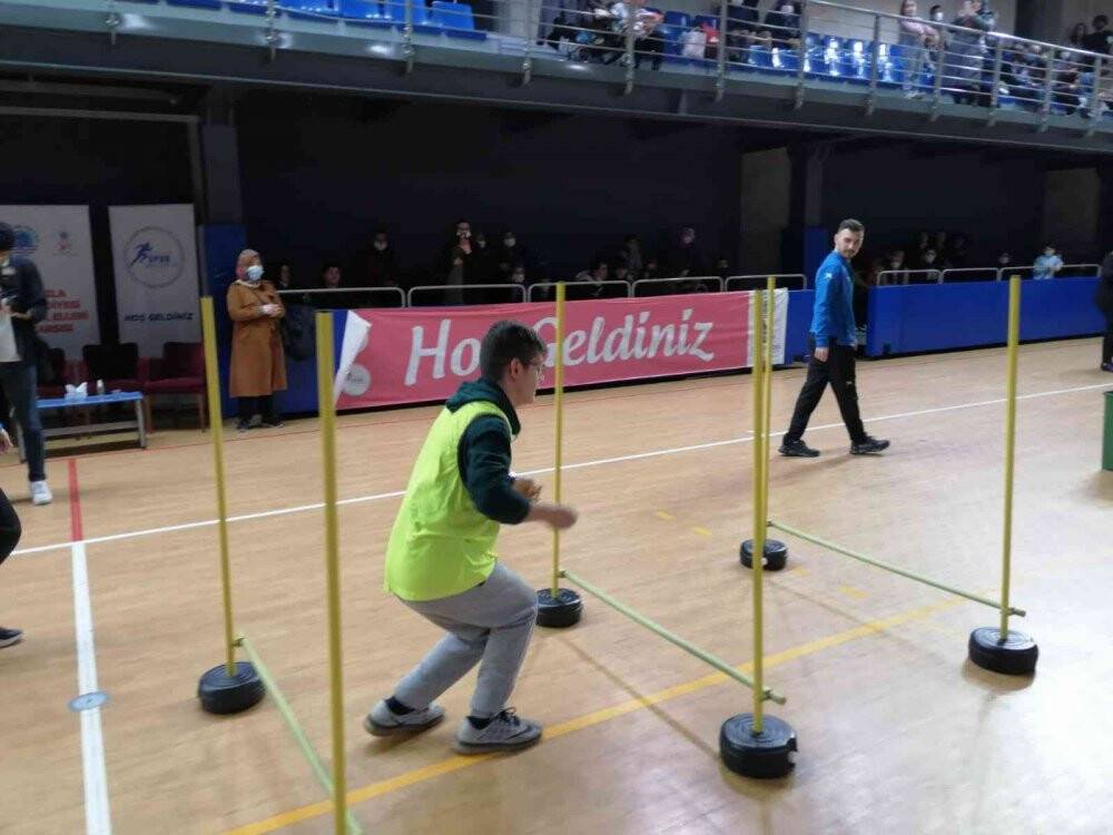 Tuzla’da down sendromlu ve otizmli bireyler kıyasıya yarıştı