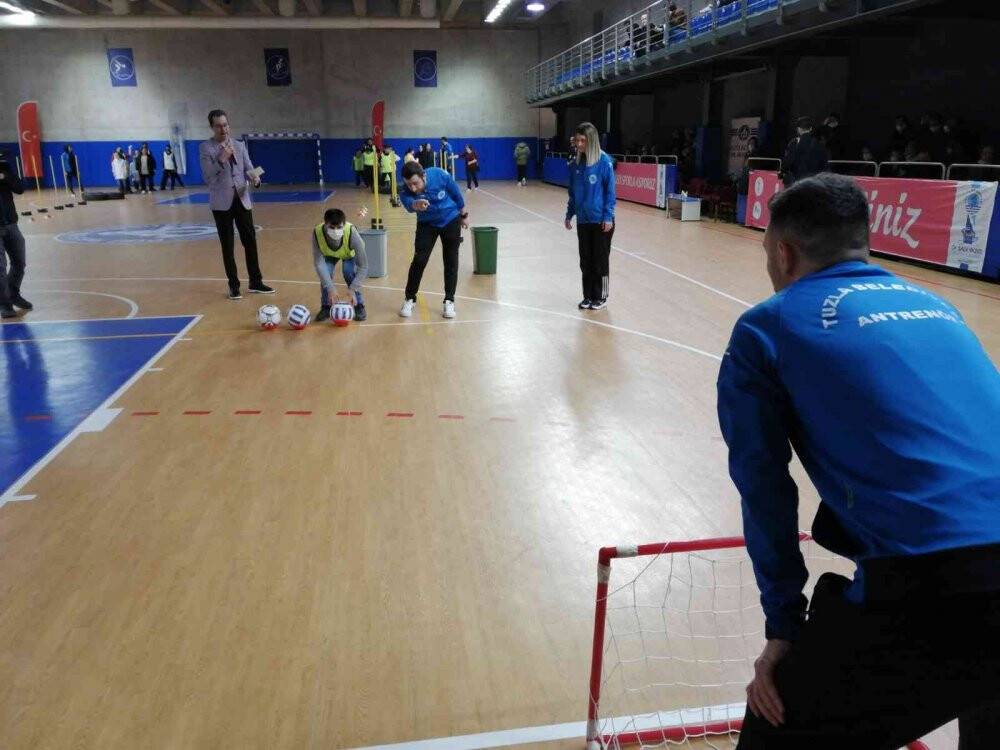 Tuzla’da down sendromlu ve otizmli bireyler kıyasıya yarıştı