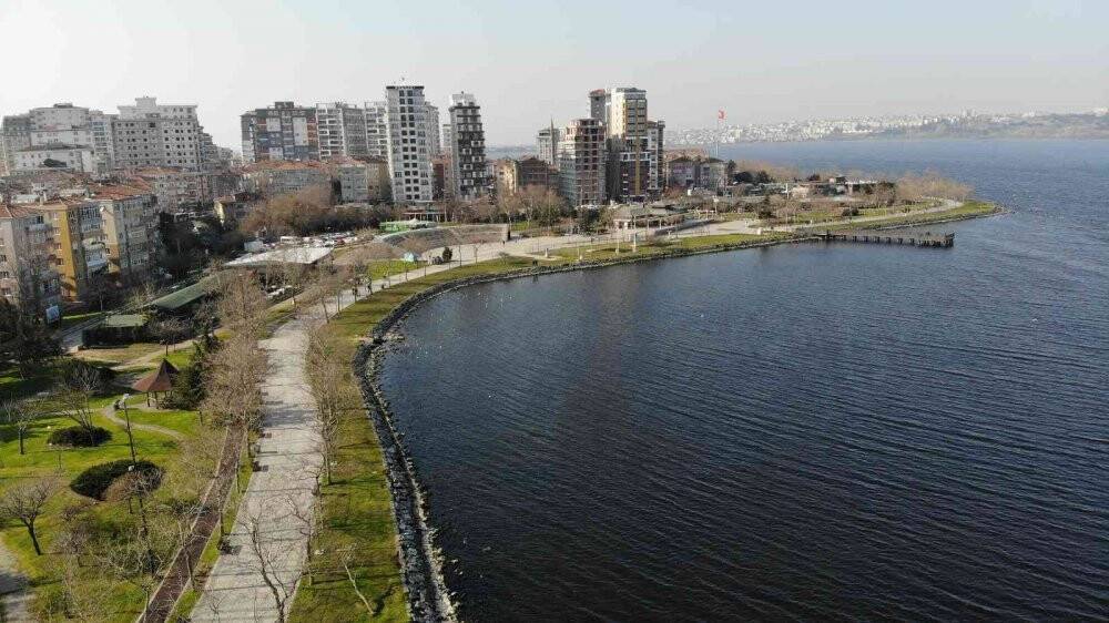 Küçükçekmece Gölü’nde sular çekildi