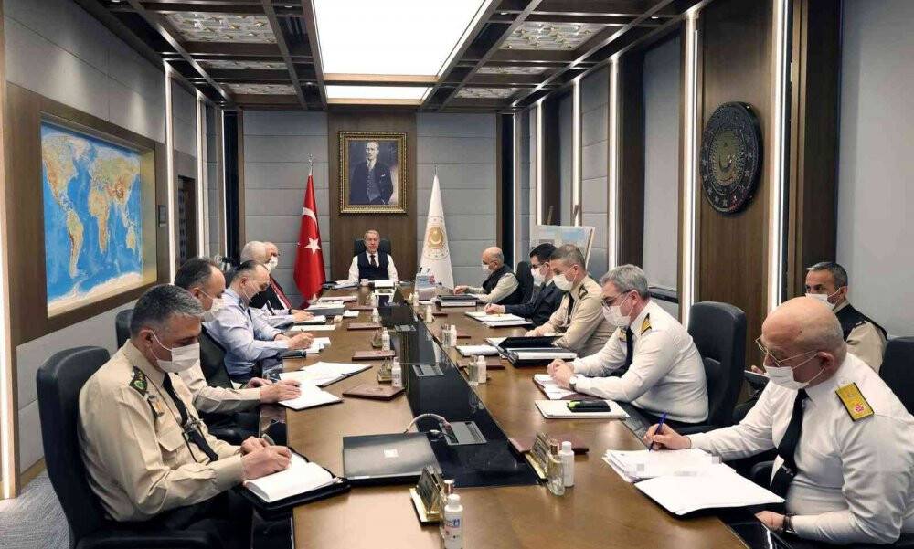 Bakan Akar, kuvvet komutanları ile video telekonferans toplantısı gerçekleştirdi