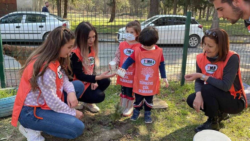 Fidanlar minik eller tarafından toprakla buluşturuldu