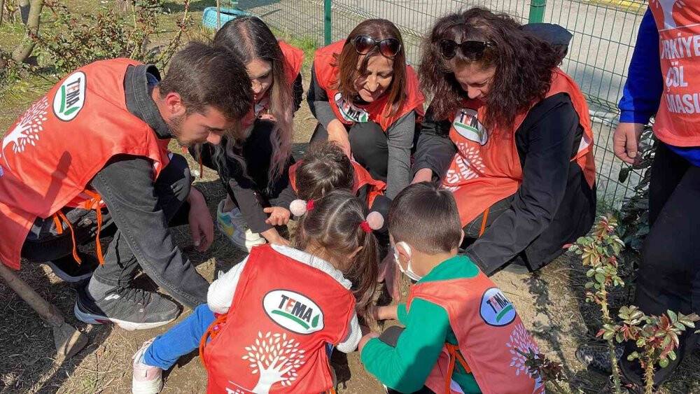 Fidanlar minik eller tarafından toprakla buluşturuldu