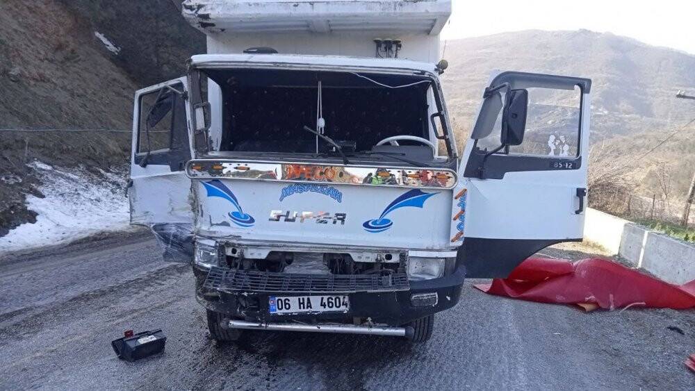 Freni boşalan kamyon bariyerlere çarptı: 3 yaralı