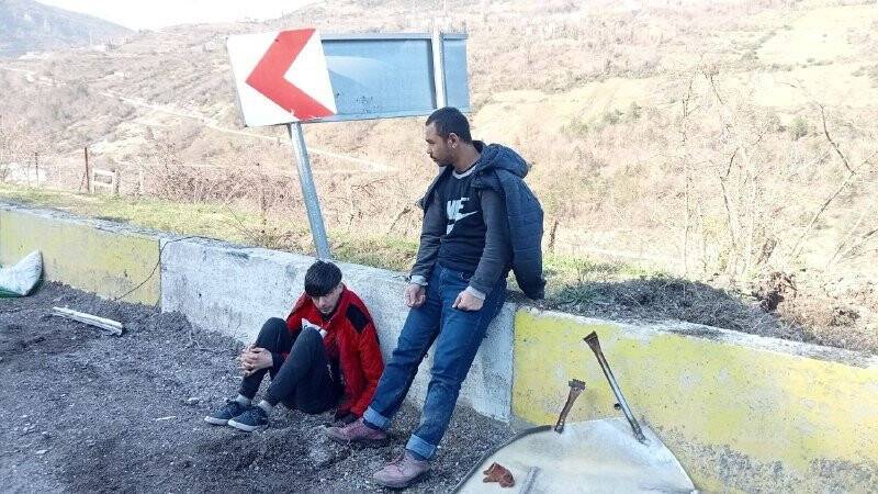 Freni boşalan kamyon bariyerlere çarptı: 3 yaralı