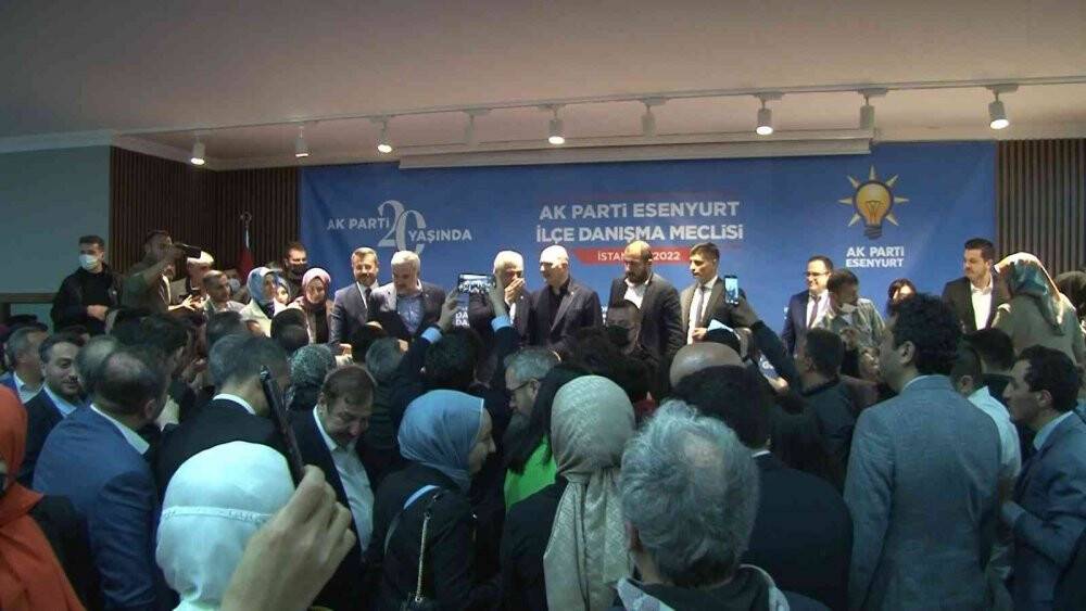İçişleri Bakanı Süleyman Soylu, AK Parti Esenyurt İlçe Başkanlığı’nda partililerle bir araya geldi