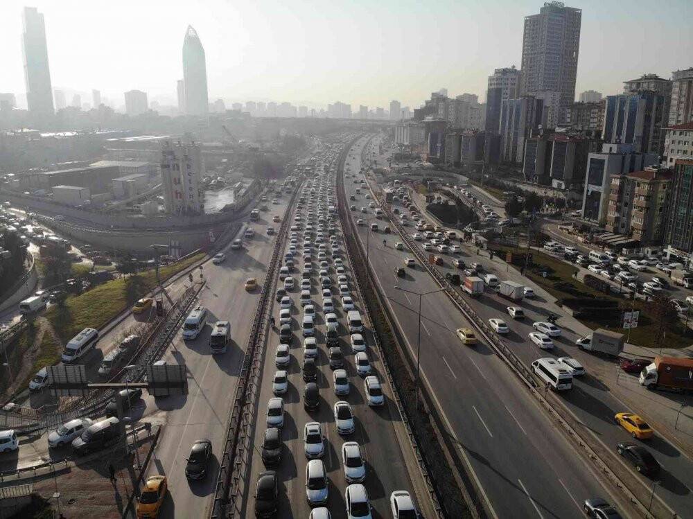 İstanbul’da haftanın ilk iş gününde trafik yüzde 60’ı buldu