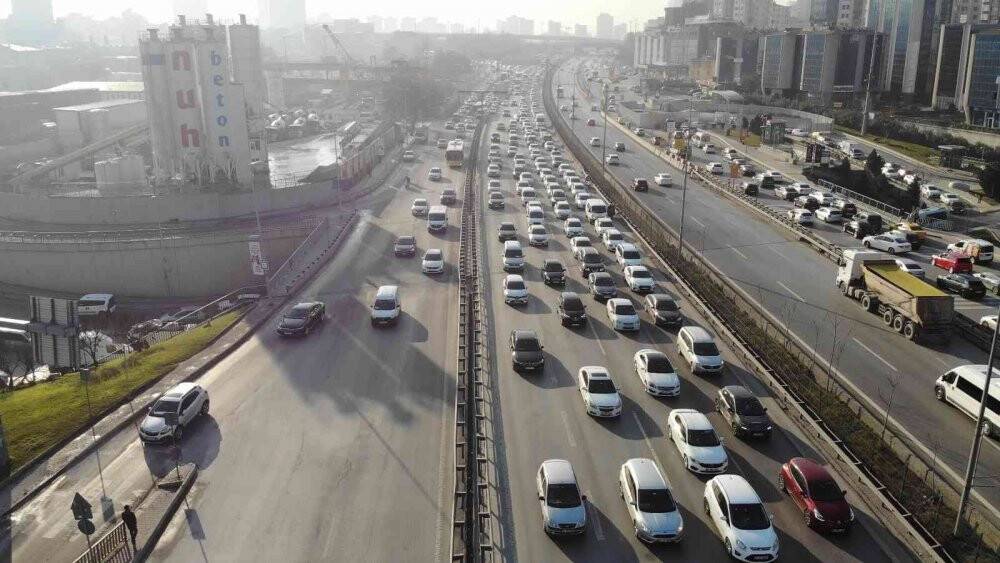 İstanbul’da haftanın ilk iş gününde trafik yüzde 60’ı buldu