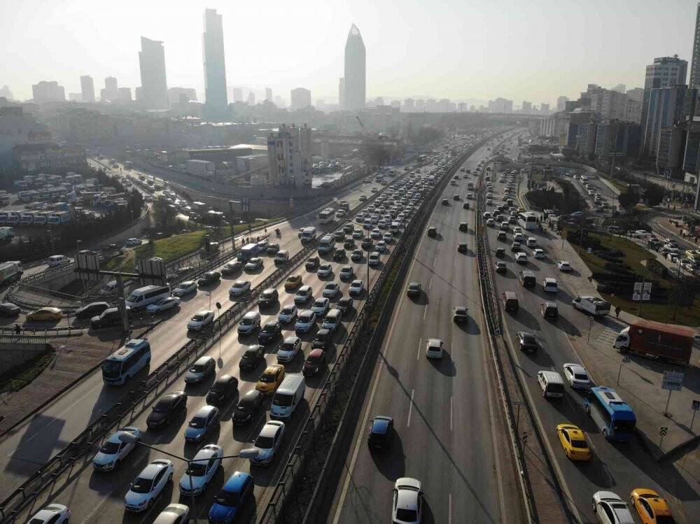 İstanbul’da haftanın ilk iş gününde trafik yüzde 60’ı buldu