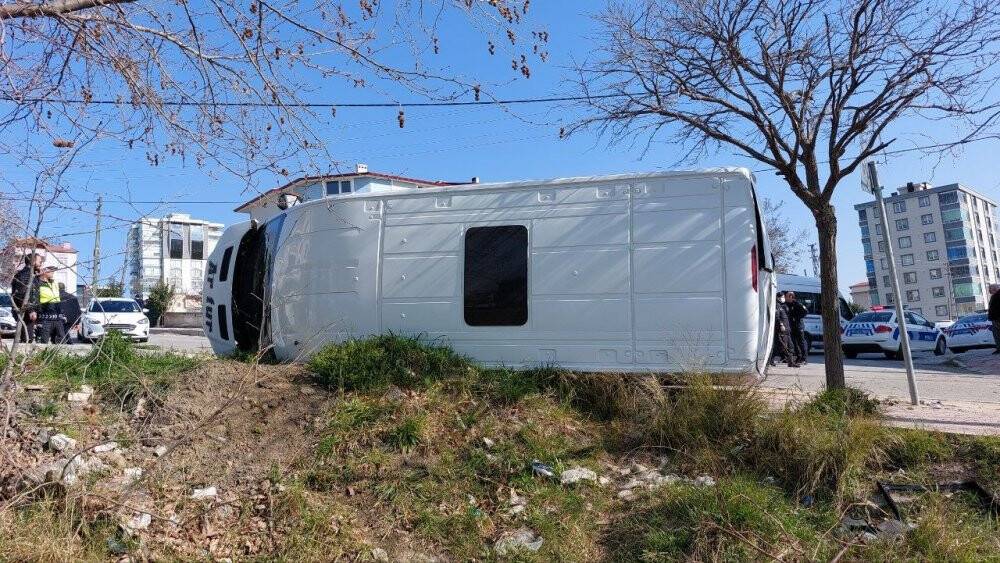 Öğrenci servisi ile cip çarpıştı: 10 öğrenci yaralı