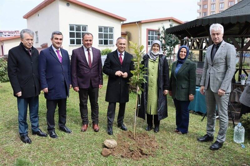 Rize’de okul bahçelerine meyve fidanları dikildi