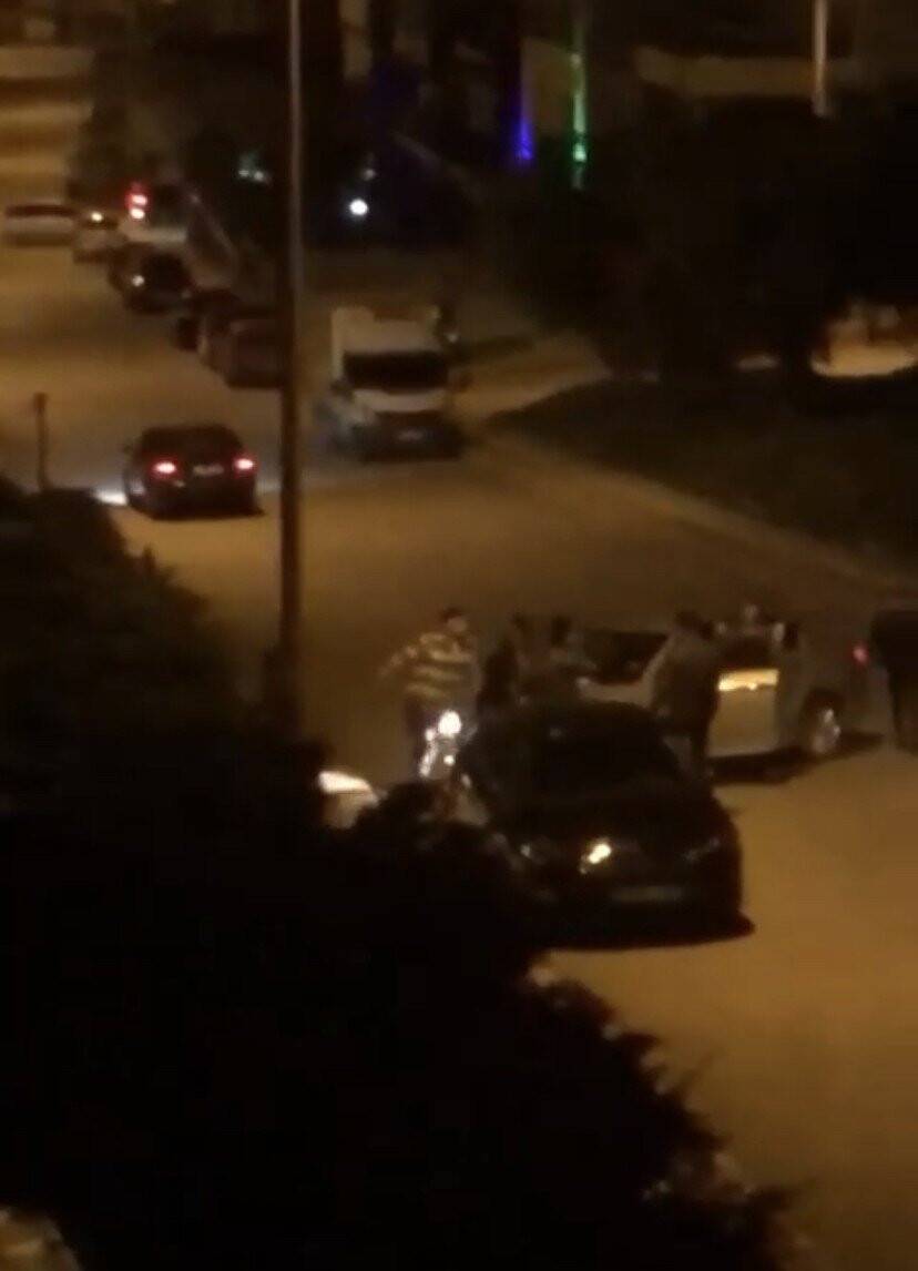 Trafikte başlayan tartışma kavgaya dönüştü... O anlar kamerada