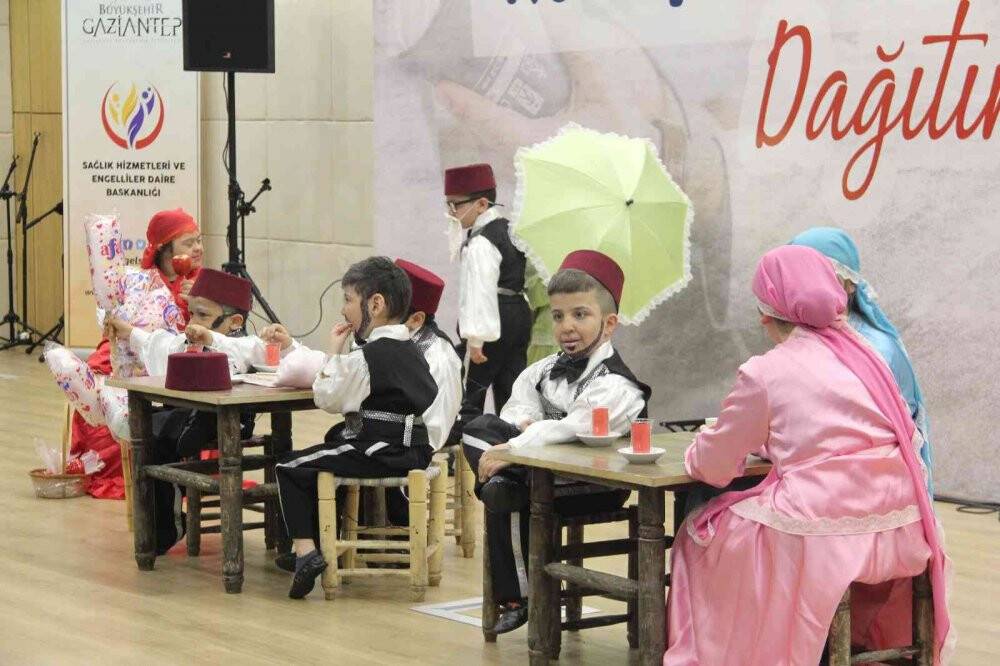 Yaşlılara konuşan tansiyon aleti verildi