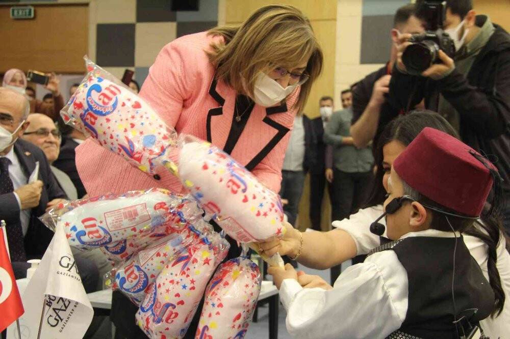 Yaşlılara konuşan tansiyon aleti verildi