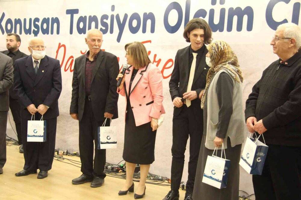 Yaşlılara konuşan tansiyon aleti verildi