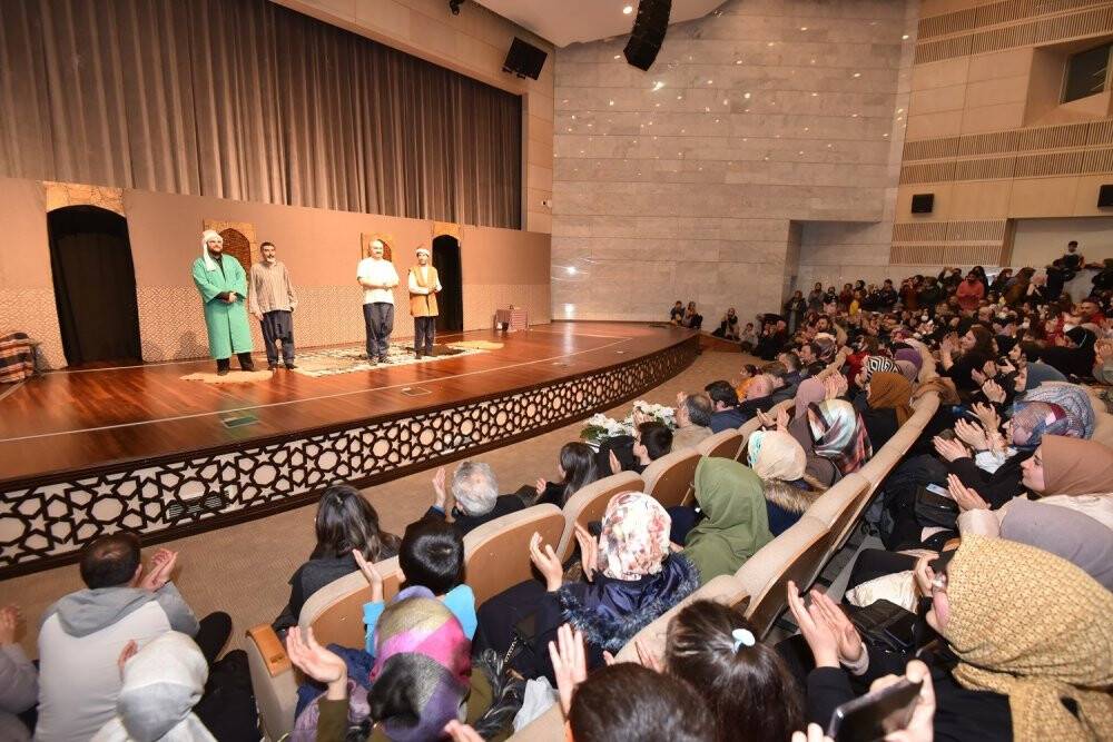 “Ziyafet Sofrası” oyunu, Konyalı tiyatro severlerle buluştu