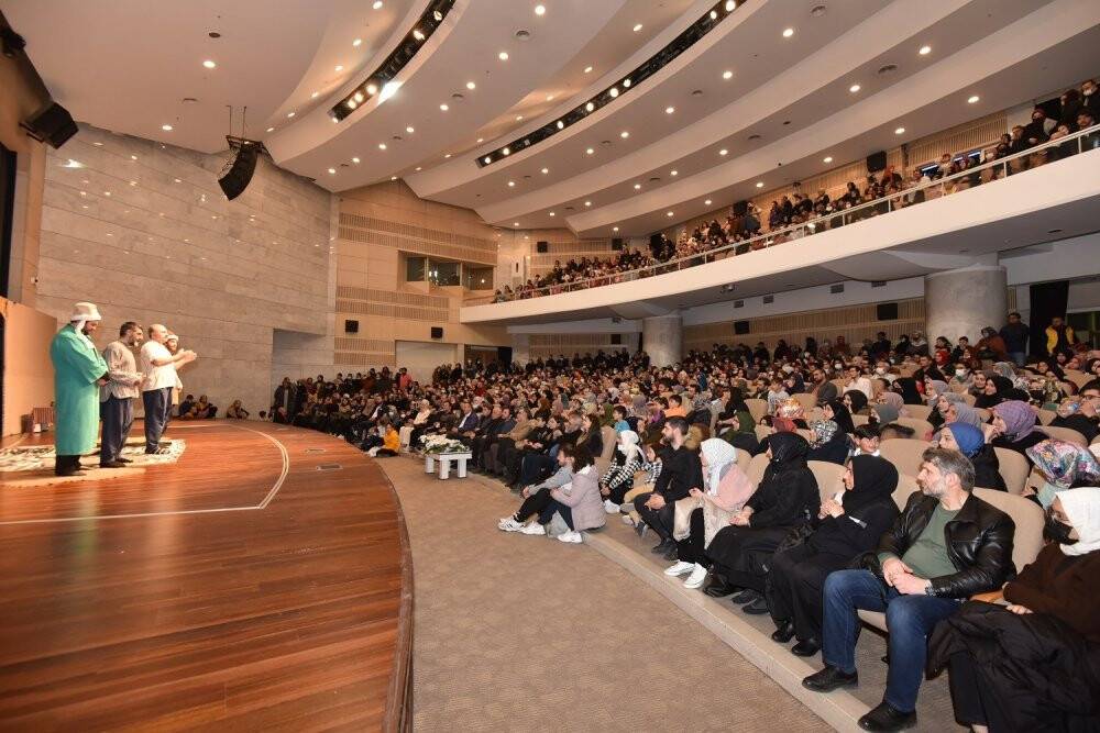 “Ziyafet Sofrası” oyunu, Konyalı tiyatro severlerle buluştu