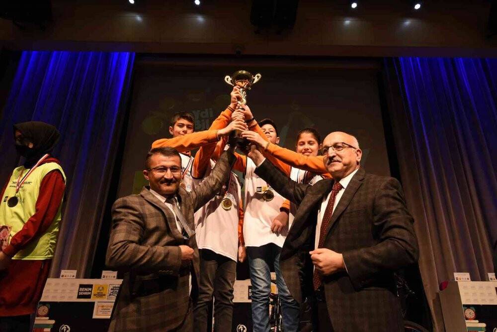 Başkan Altay “Haydi Bil Bakalım” finalinde öğrencilerin heyecanına ortak oldu