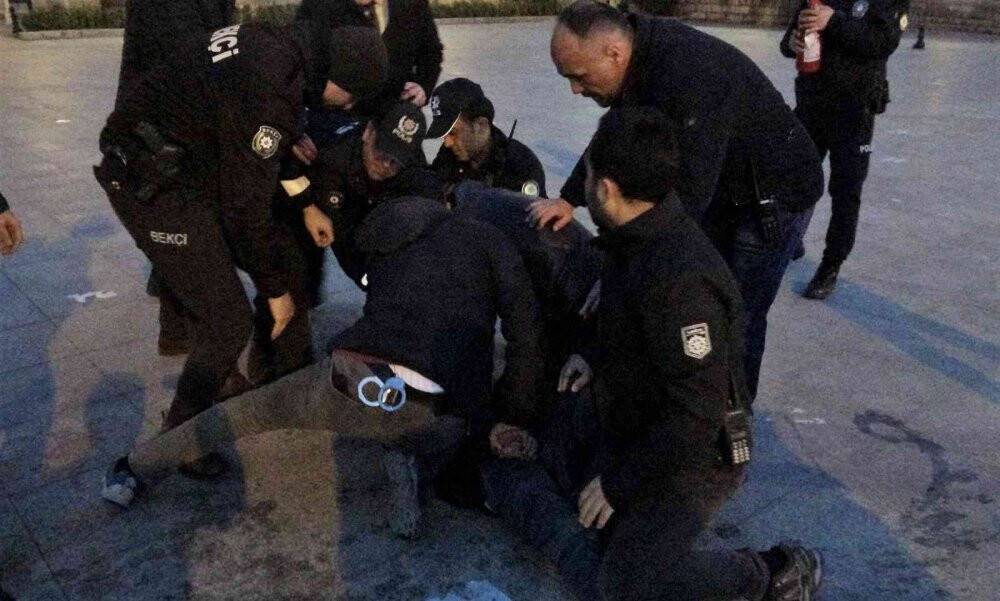 Üzerine benzin dökerek kendini yakmak istedi