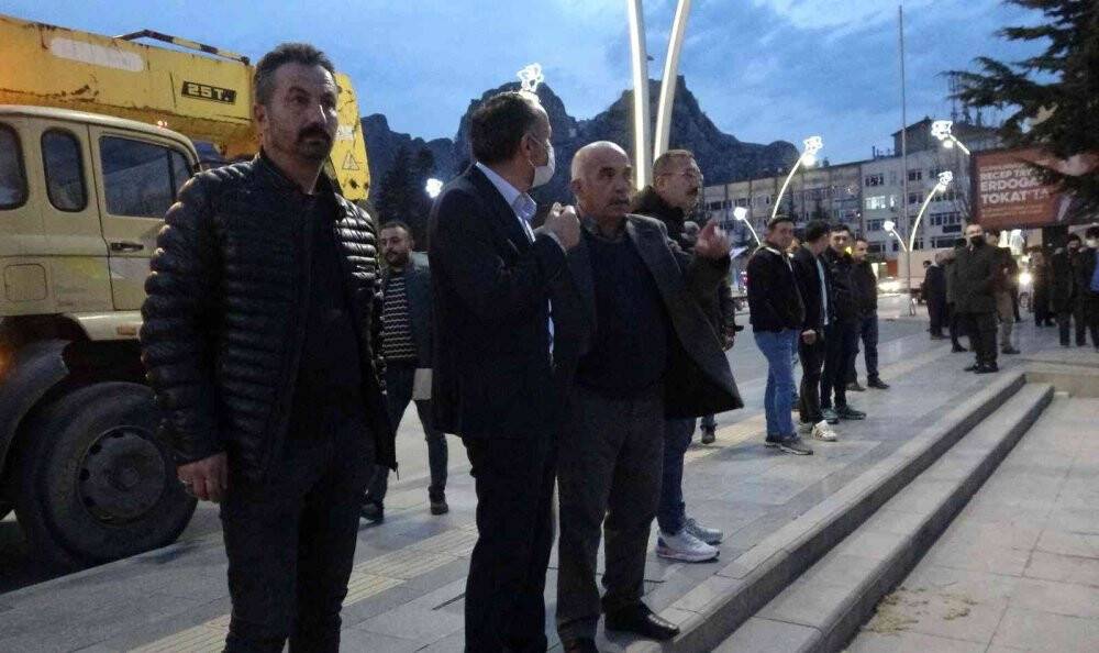 Üzerine benzin dökerek kendini yakmak istedi