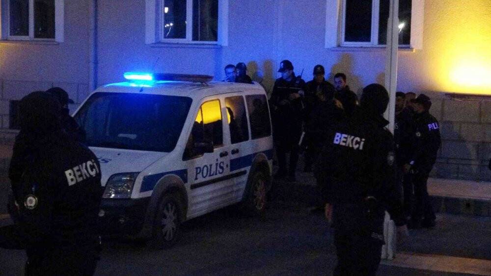 Üzerine benzin dökerek kendini yakmak istedi