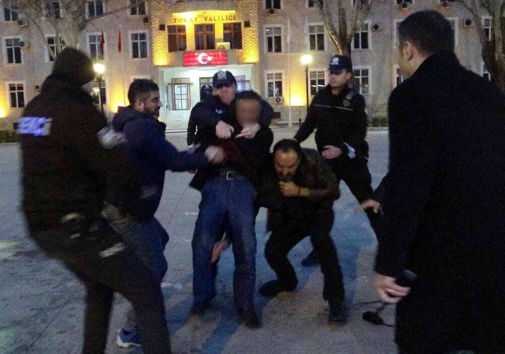 Üzerine benzin dökerek kendini yakmak istedi