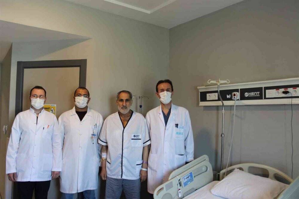 Karaciğer nakilli hastanın aort damarı değiştirildi