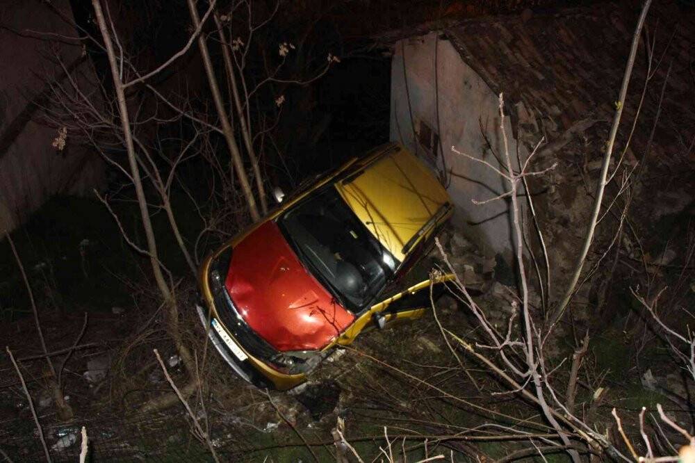 Otomobil evin çatısına düştü