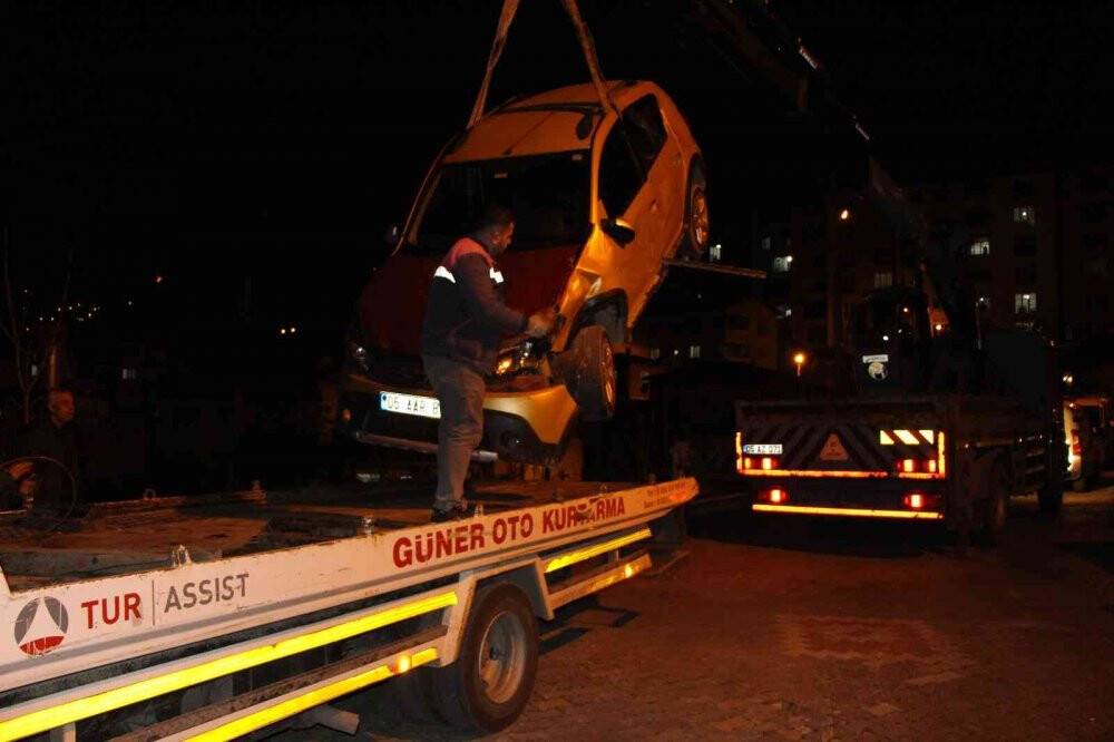 Otomobil evin çatısına düştü