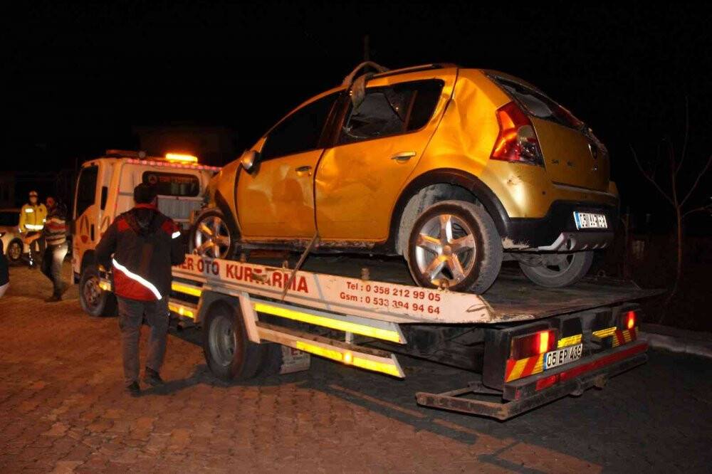 Otomobil evin çatısına düştü