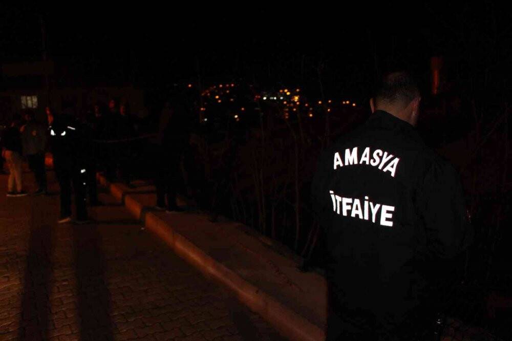 Otomobil evin çatısına düştü