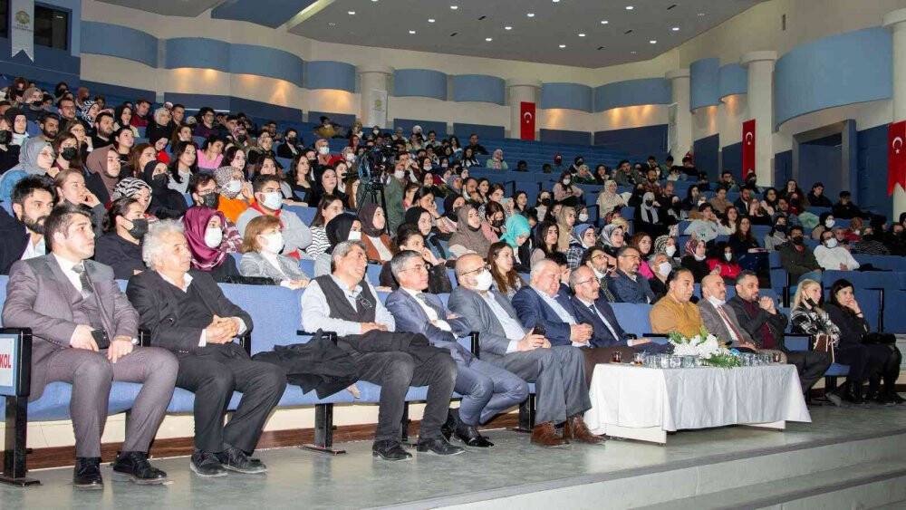 TDK Başkanı Prof. Dr. Gülsevin, Selçuk Üniversitesi'nde öğrencilerle buluştu