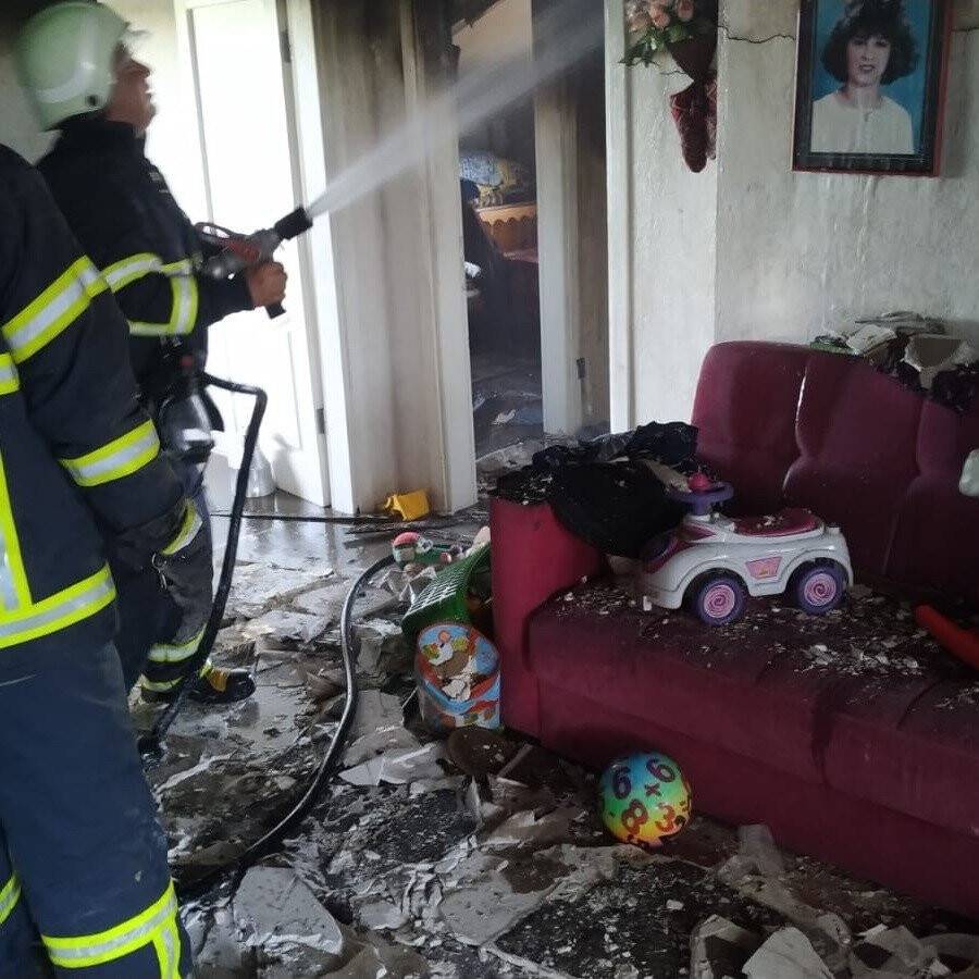 Üç katlı ev küle döndü