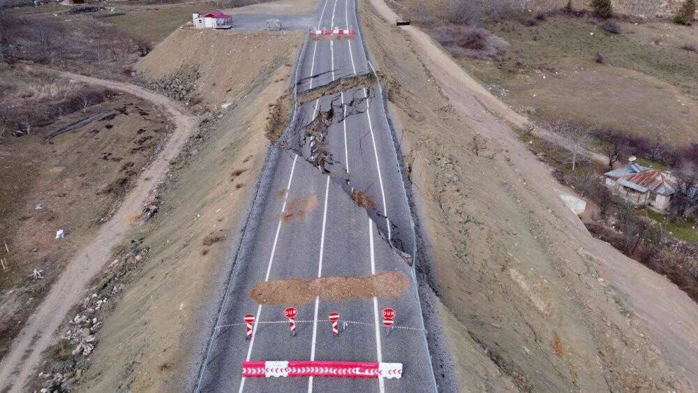 Adana’da asfalt yol çöktü