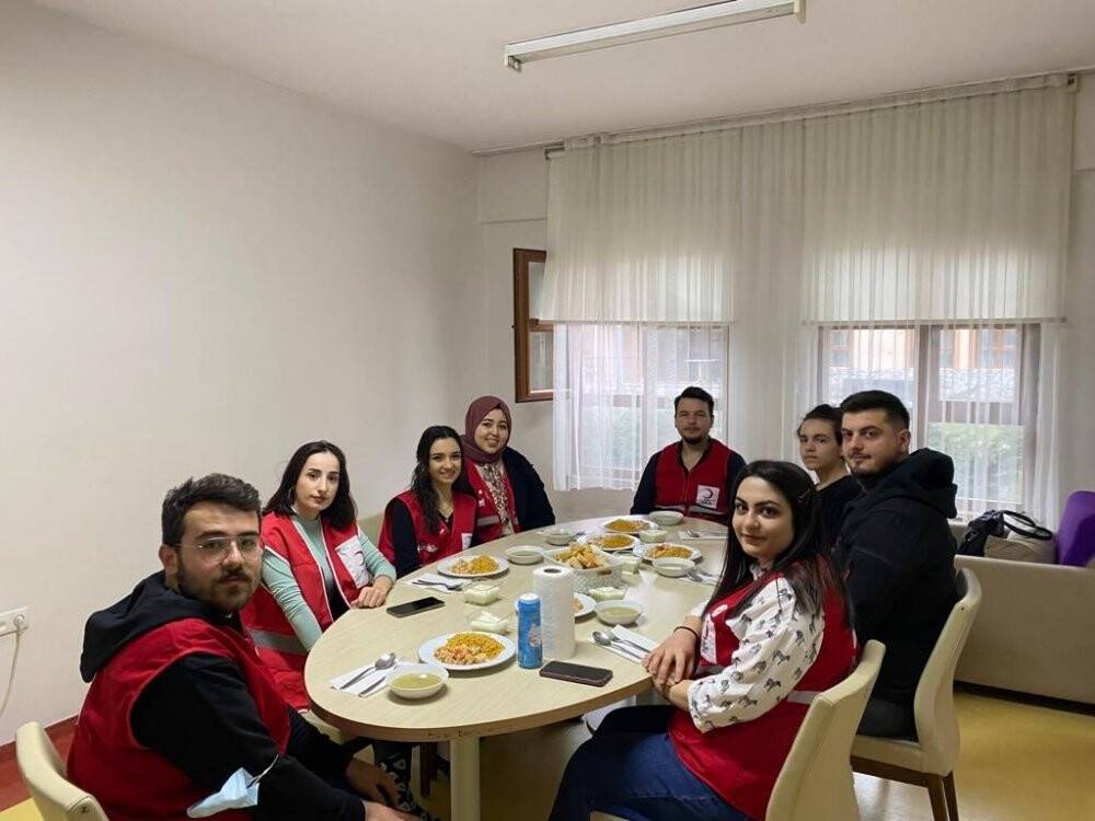 Kızılay sevgi evlerinde çocuklarla kucaklaştı