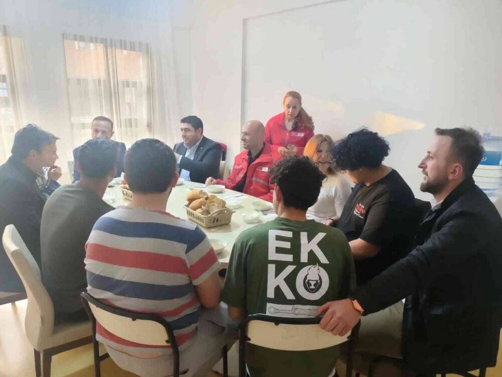 Kızılay sevgi evlerinde çocuklarla kucaklaştı