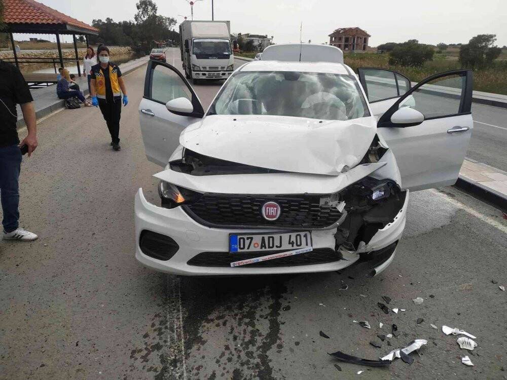 Antalya’da 4 aracın karıştığı zincirleme kazada 5 kişi yaralandı