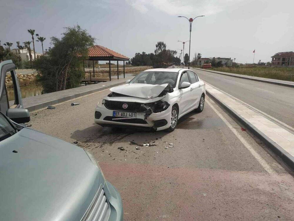 Antalya’da 4 aracın karıştığı zincirleme kazada 5 kişi yaralandı
