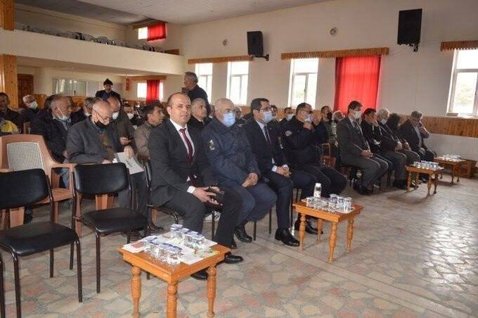 Hüyük’te çilek üreticilerine pestisitle mücadele anlatıldı