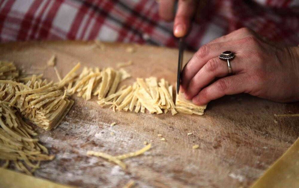 Konya’da iftar ve sahur sofralarına erişte hazırlığı