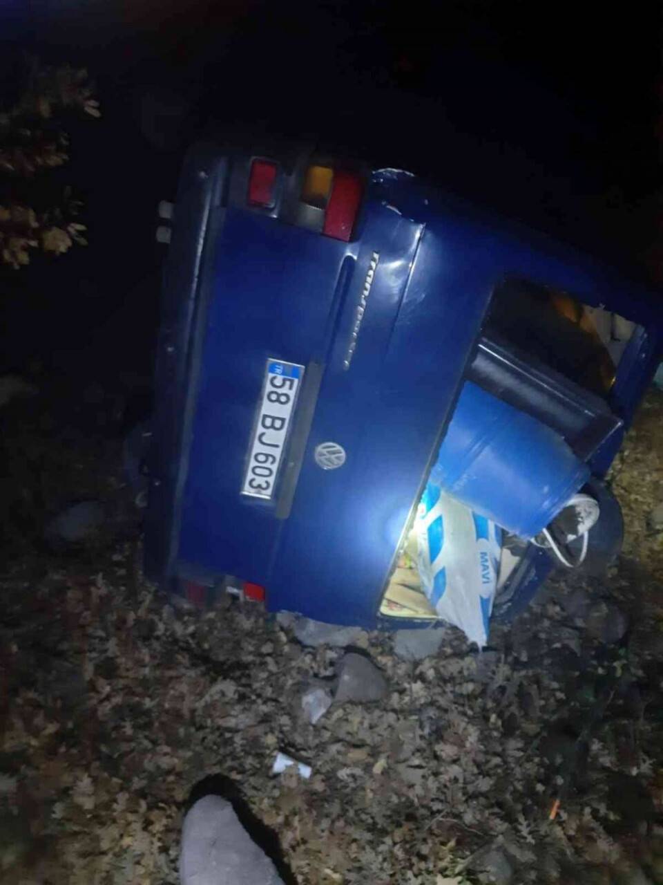 Tokat’ta hafif ticari araç uçuruma yuvarlandı: 3 yaralı