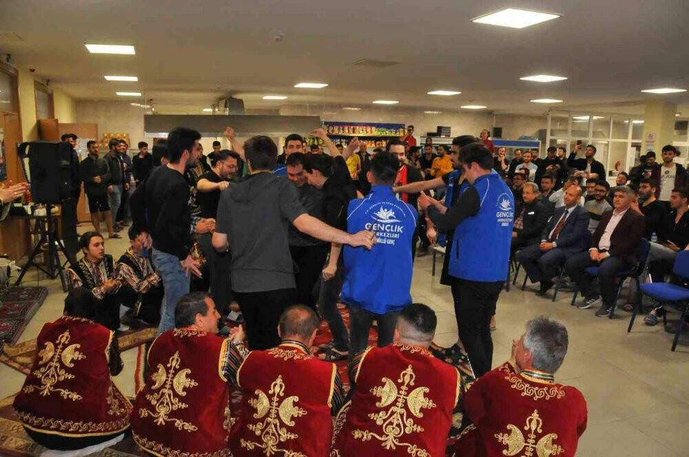 Yarenler oyunlarını üniversiteli gençler için sergiledi