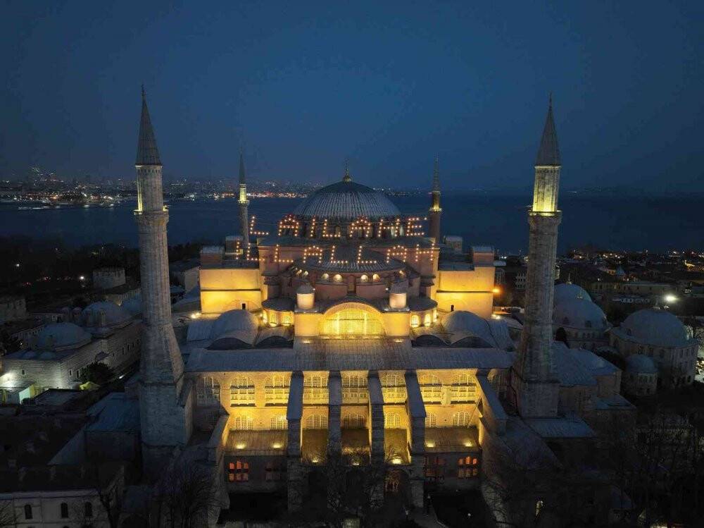 Ayasofya’da 88 yıl aranın ardından ilk teravih heyecanı