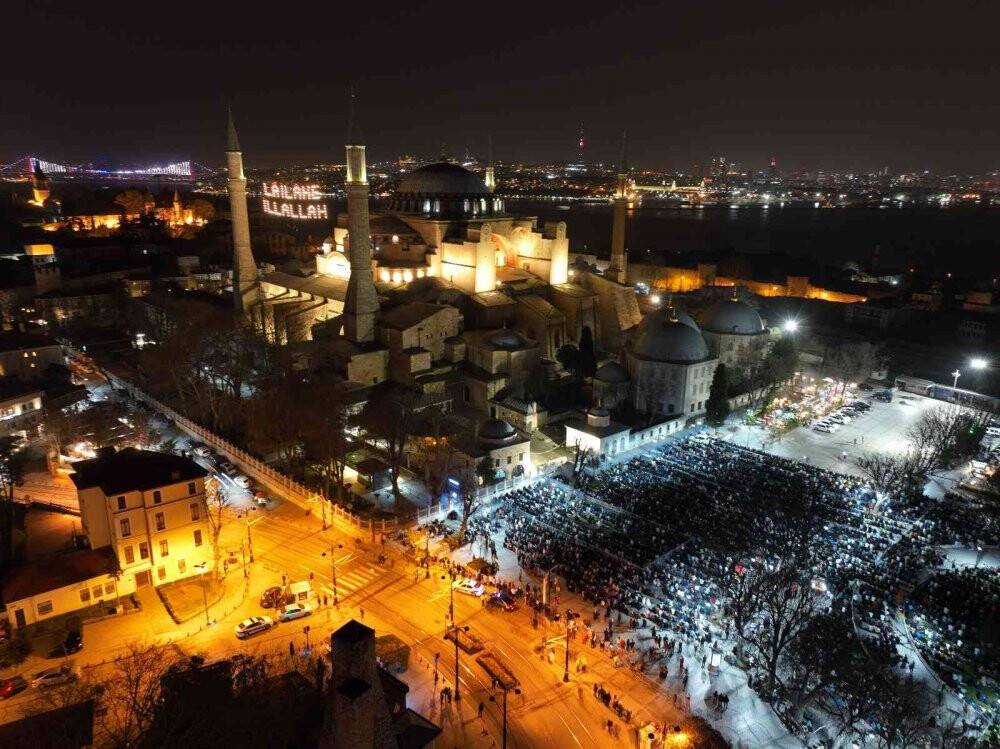 Ayasofya’da 88 yıl aranın ardından ilk teravih heyecanı