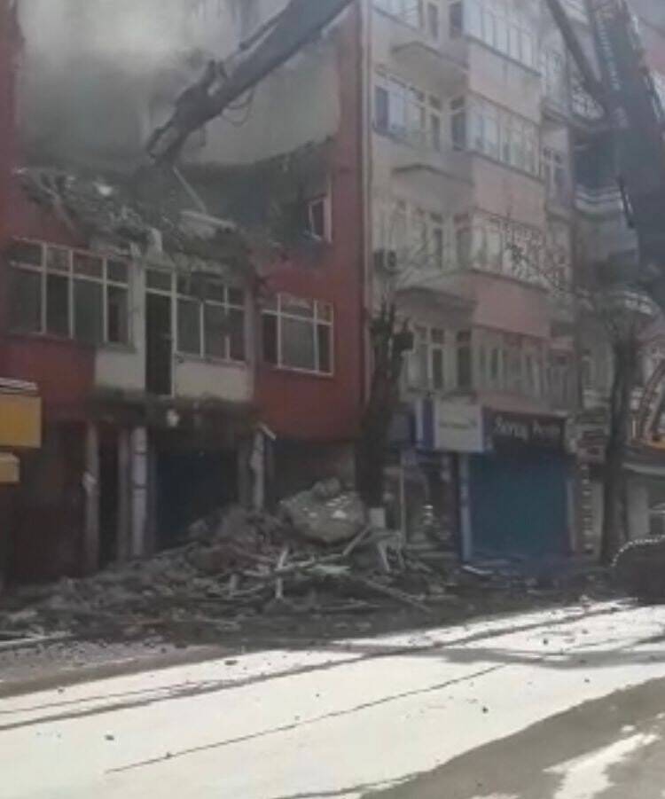 Depreme dayanıksız bina yıkıldı