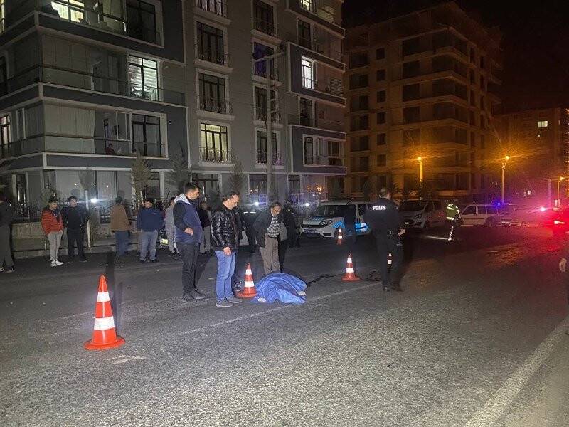 Devrilen traktörün sürücüsü hayatını kaybetti