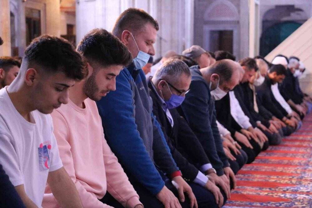 Mimar Sinan’ın ustalık eseri Selimiye’de ilk teravih coşkusu